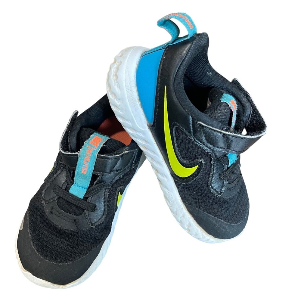 Nike Revolution 5 Sneaker in Black Lemon Venom BQ5673-076 Toddler Shoe Size 8C